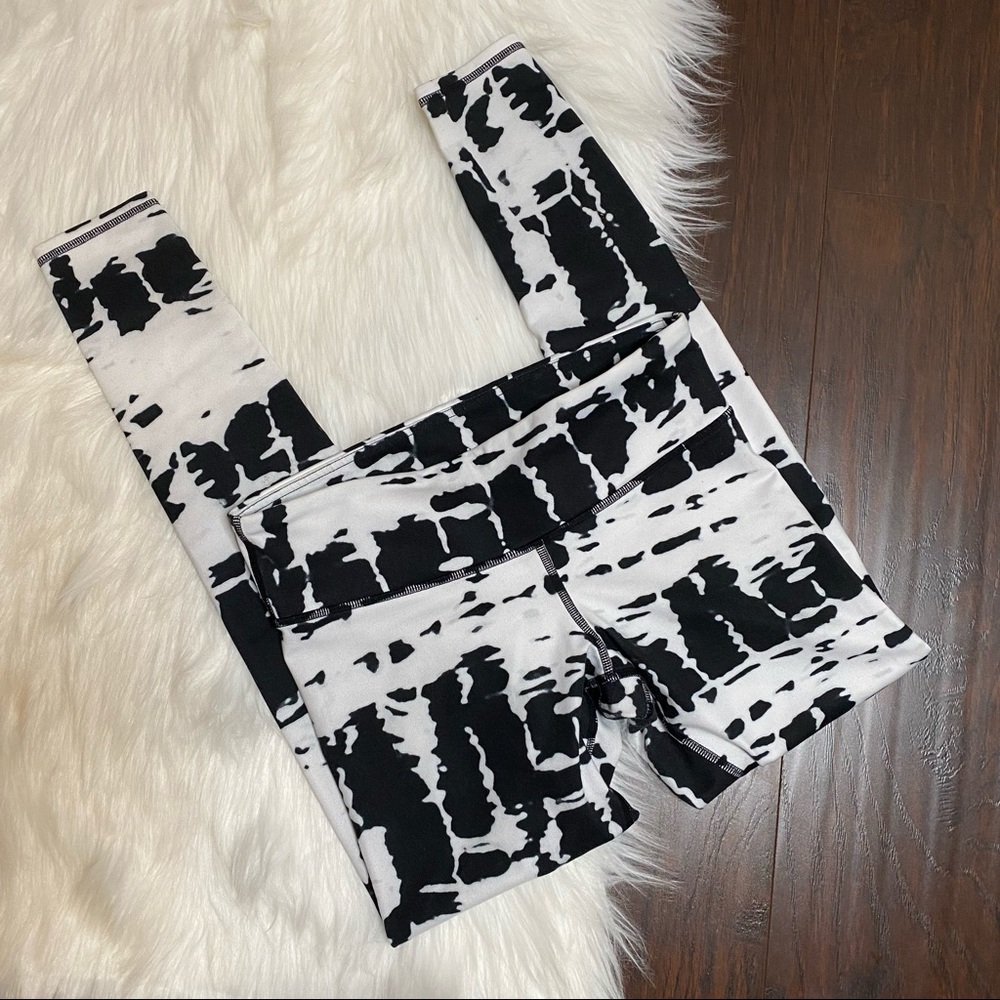ALO yoga pants. Size S. Black and white print